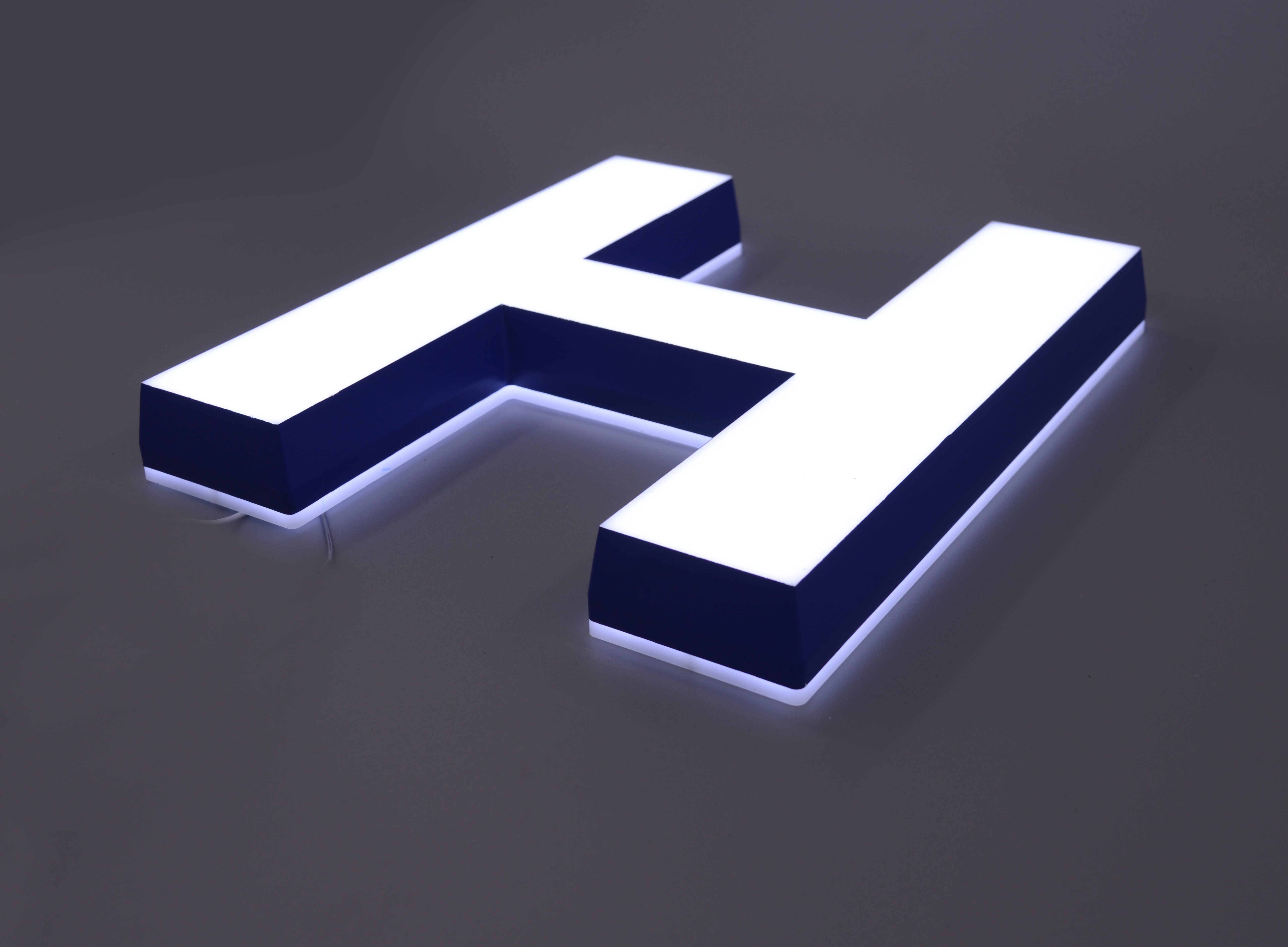 注塑迷你發(fā)光字 —— Haier